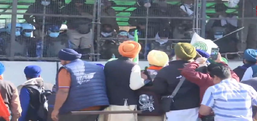 Farmers Protest Live Update: दिल्ली की सड़कों पर किसान, पुलिस ने रोकने के लिए दनादन छोड़े आंसू गैस के गोले