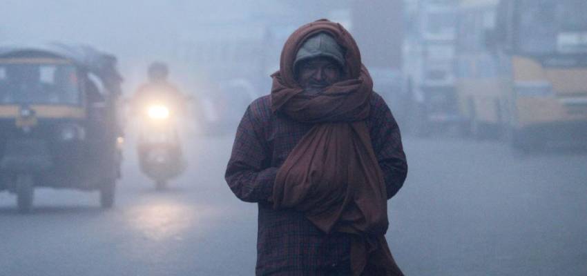 Delhi Weather: दिल्ली की ठंड से कांप रहे हैं लोग, राजधानी में शीतलहर की दस्तक से गिरा तापमान
