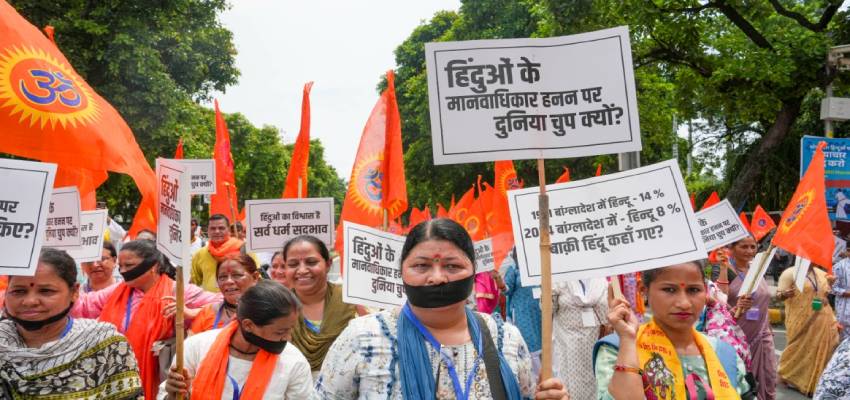 Delhi: हिंदुओं के नरसंहार के खिलाफ दिल्ली में फूटा गुस्सा, बांग्लादेशी उच्चायोग के बाहर जुटे प्रदर्शनकारी