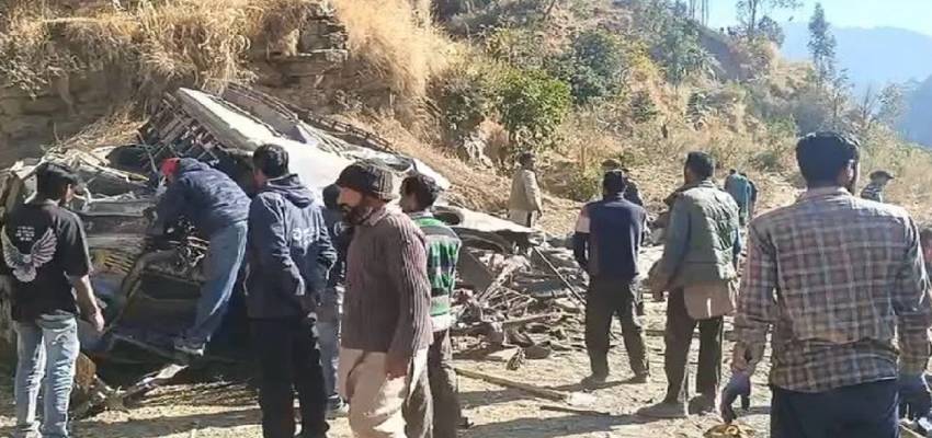 Himachal Pradesh: कुल्लू में 200 फीट गहरी खाई में गिरी बस, ड्राइवर समेत कई लोगों की मौत की आशंका