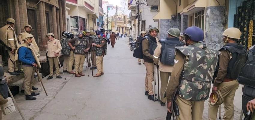 Sambhal Violenece: गलियां सूनसान...सैकड़ों घरों में लटके ताले, संभल हिंसा मामले में तेज हुई पुलिस की कार्रवाई