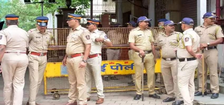 Maharashtra: परभणी में संविधान के अपमान पर भड़की हिंसा, बेकाबू भीड़ पर छोड़े गए आंसू गैस के गोले