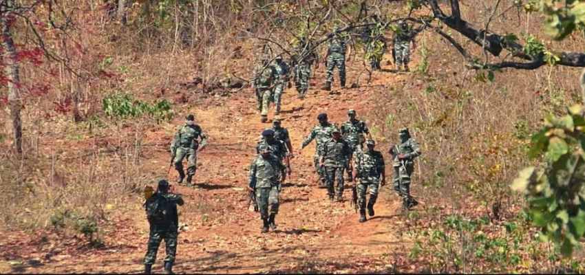Chattisgarh Naxalite Attack: दंतेवाड़ा में नक्सलियों और सुरक्षाबलों के बीच मुठभेड़, सात माओवादी का हुआ खात्मा