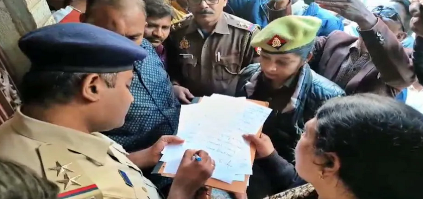 Atul Subhash Case: बेंगलुरु पुलिस जौनपुर पहुंची, निकिता और उनकी मां की गिरफ्तारी की संभावना; घर पर नोटिस चस्पा