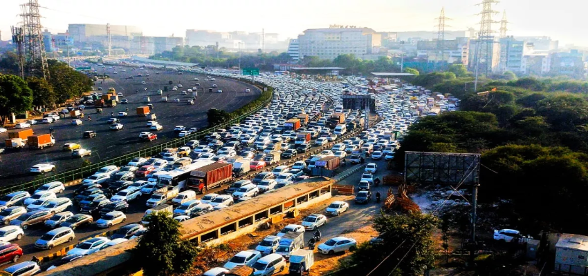 दिल्ली-गुरुग्राम बॉर्डर पर लगा भयानक जाम, फ्लाईओवर पर 4 घंटे तक फंसे रहे यात्री