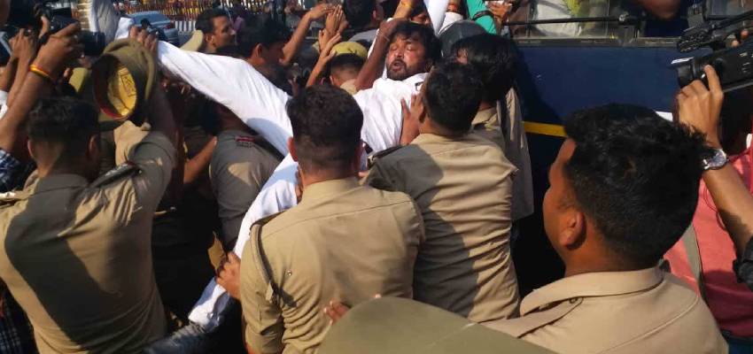UP विधानसभा के सामने कांग्रेस का हंगामा, पुलिस ने कई नेताओं को हिरासत में लिया