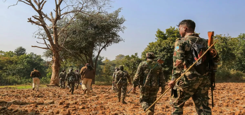 जंगल में चल रहा था सर्च ऑपरेशन तभी हुए आईडी धमाके, डीआरजी के दो जवान हुए घायल