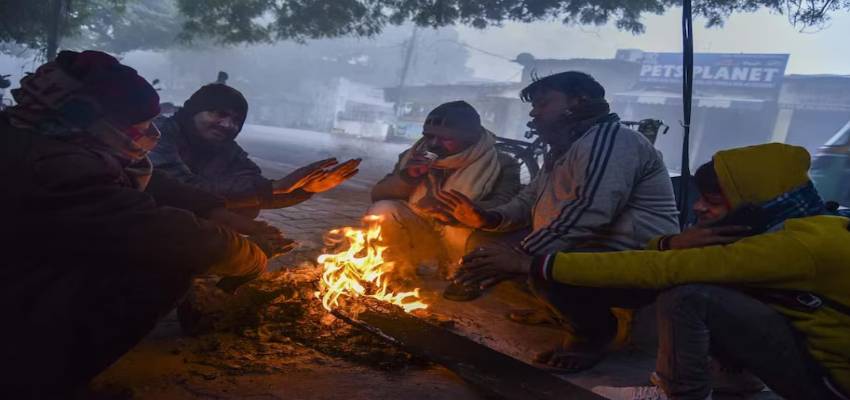 Weather Update: दिल्लीवालों पर मौसम की दोहरी मार, कोहरे के साथ बारिश का अलर्ट