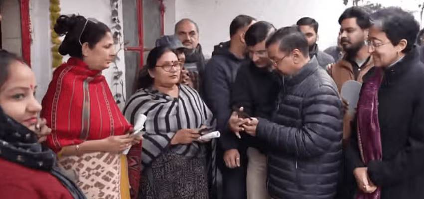 आज से शुरु हुआ महिला सम्मान योजना का रजिस्ट्रेशन, अरविंद केजरीवाल ने किदवई नगर पहुंच खुद बताई पूरी प्रक्रिया