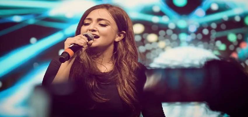 Varanasi Concert: इवेंट ऑर्गेनाइजर्स पर भड़कीं मोनाली ठाकुर, कॉन्सर्ट को बीच में छोड़ फैंस से मांगी माफी