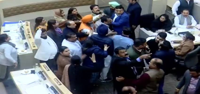 चंडीगढ़ नगर निगम में हुआ हंगामा, बैठक के दौरान कांग्रेस और बीजेपी के पार्षदों के बीच हुई हाथापाई