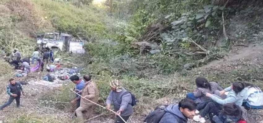 Nainital Bus Accident: भीमताल में 100 मीटर गहरी खाई में गिरी बस, तीन लोगों की मौत; 20 घायल