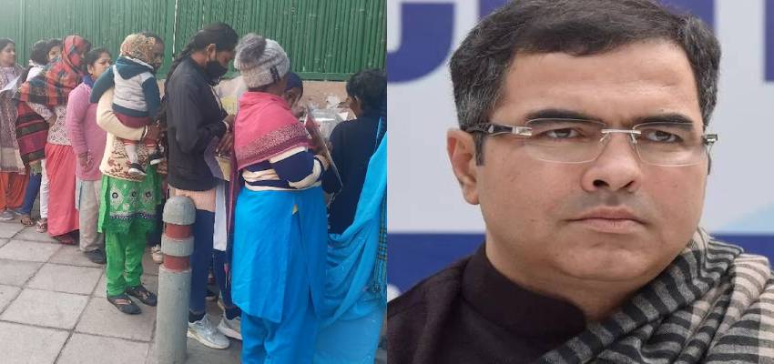 दूसरे दिन भी लगी BJP नेता प्रवेश वर्मा के घर के बाहर भीड़, कैश लेने पहुंची महिलाएं