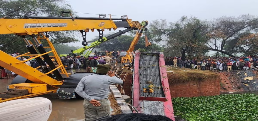 Punjab Bus Accident: पंजाब में नाले में गिरी बस, आठ यात्रियों की मौत के बाद मची चीख-पुकार