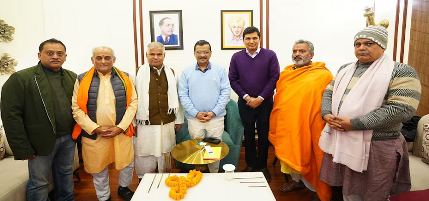 दिल्ली के पुजारी और ग्रंथी से मिलने पहुंचे केजरीवाल, बीजेपी ने उठाया इमामों की सैलरी न मिलने का मुद्दा