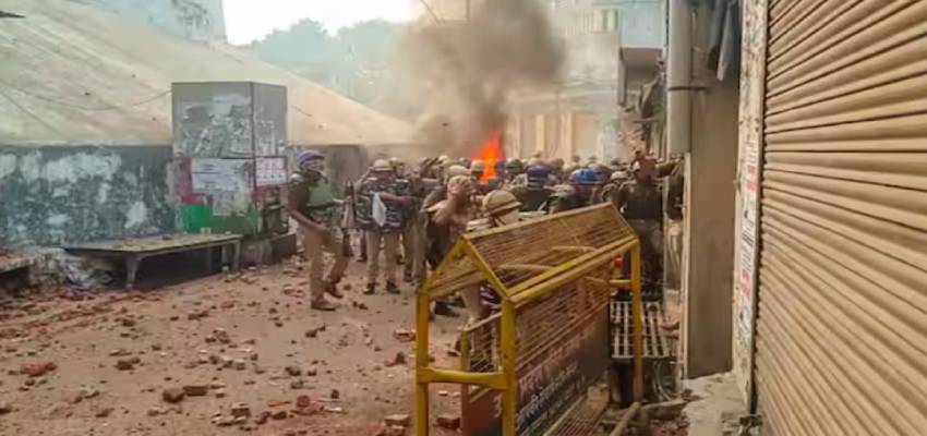 नए साल पर महाराष्ट्र के जलगांव में पथराव, मंत्री के परिवार को ले जा रही गाड़ी के हॉर्न बजाने पर हुआ विवाद