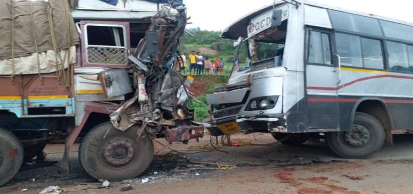 गुजरात के बनासकांठा में टैंकर और लग्जरी बस की टक्कर से 3 लोगों की मौत, 20 घायल