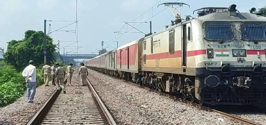 कानपुर रेलवे ट्रैक पर गैस सिलेंडर मिलने से मचा हड़कंप, पिछले साल कालिंदी एक्सप्रेस पलटाने की हुई थी साजिश