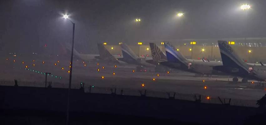 Weather Update: कोहरे की चपेट में दिल्ली-NCR, विजिबिलिटी जीरो होने से कई फ्लाइट्स में देरी