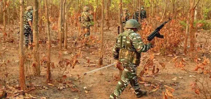 छत्तीसगढ़ में सुरक्षाबलों के साथ हुई मुठभेड़ में मारे गए 4 नक्सली, एक पुलिसकर्मी भी हुआ शहीद