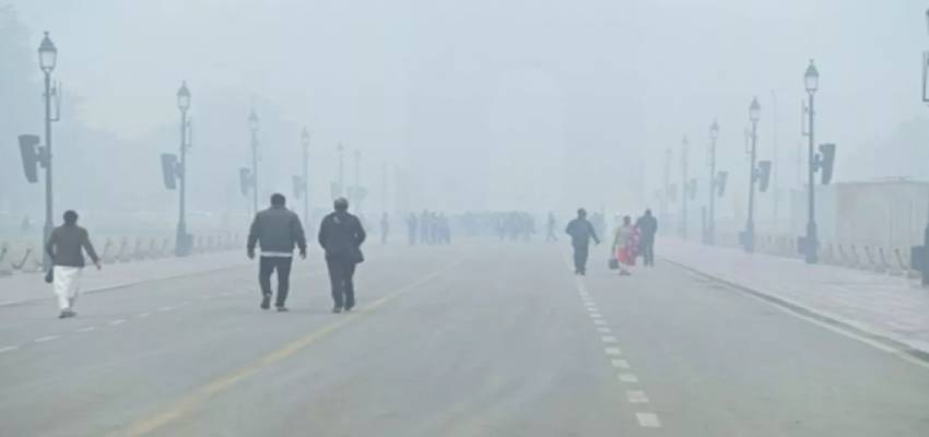 Weather Update: दिल्ली में ठंड हुई प्रचंड, पूरे उत्तर भारत में घने कोहरे के साथ शीतलहर का अलर्ट
