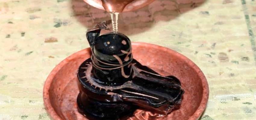 Mahakumbh 2025: आखिर क्यों चढ़ाया जाता है शिवलिंग पर जल? जानें महाकुंभ से कैसे जुड़े है इसके तार