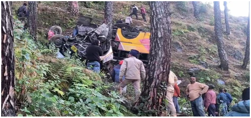 उत्तराखंड के पौड़ी में बड़ा हादसा, बस खाई में गिरने से 4 की मौत, 15 घायल
