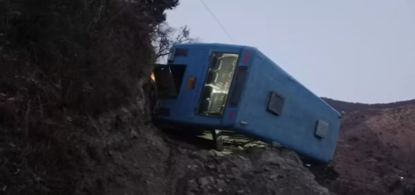 Uttrakhand News:उत्तरकाशी में स्टीयरिंग फेल होने के बाद पलटी बस, हादसे में कई यात्री घायल
