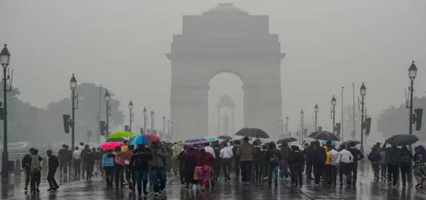 Weather Update: दिल्ली में झमाझम बारिश से बढ़ी ठंड, IMD ने जारी किया 3 दिनों के लिए येलो अलर्ट