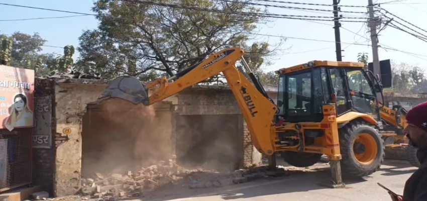 सपा के गढ़ में गरजा सीएम योगी का बुलडोजर, 23 दुकानों को मिट्टी में मिलाया