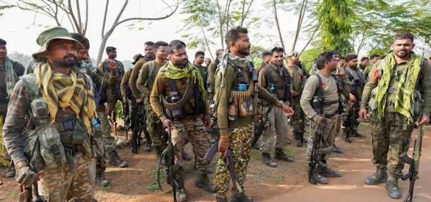 Chhattisgarh: सुरक्षाबलों और नक्सलियों के बीच 36 घंटों तक चली मुठभेड़, 12 नक्सली ढेर