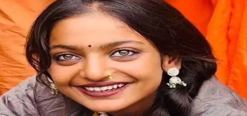 मुसीबत में फंसी महाकुंभ की वायरल गर्ल मोनालिसा, CM योगी से लगाई मदद की गुहार