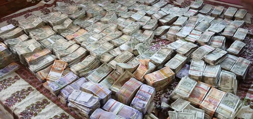 बेतिया में शिक्षा विभाग के अफसर के घर मिला नोटों का भंडार, गिनने के लिए मंगाई गई मशीनें