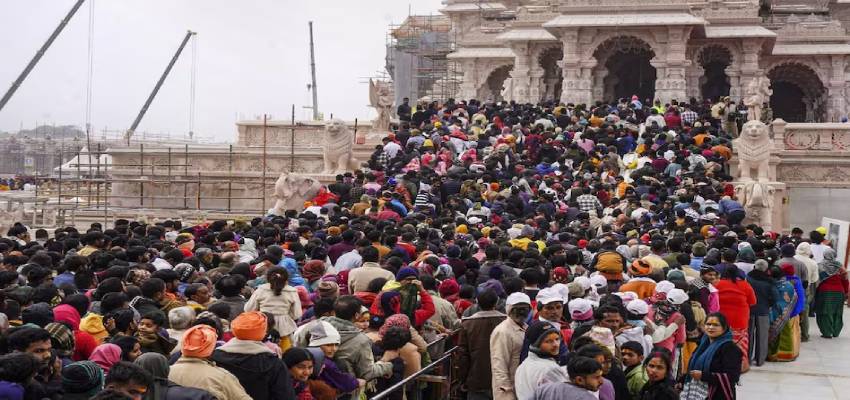 महाकुंभ के दौरान अयोध्या में अचानक उमड़ी श्रद्धालुओं की भीड़, चंपय राय को करनी पड़ी ये अपील