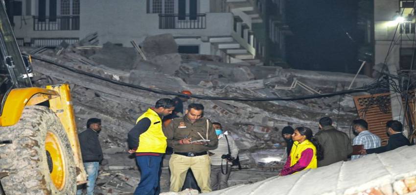 2 दिन पहले गिरा था मकान अब मलबे से निकले सही सलामत, बुराड़ी हादसे में 4 लोगों की ऐसे बची जिंदगी