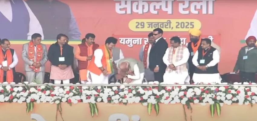 पीएम मोदी ने BJP प्रत्याशी के तीन बार छुए पैर, जाने क्या है इसके पीछे की वजह?