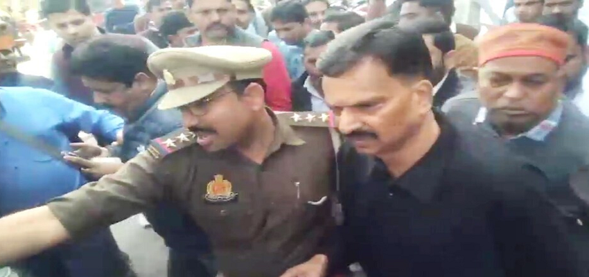 UP पुलिस बड़ा एक्शन, कांग्रेस सांसद राकेश राठौर को बीच प्रेस कॉन्फ्रेंस से किया गिरफ्तार