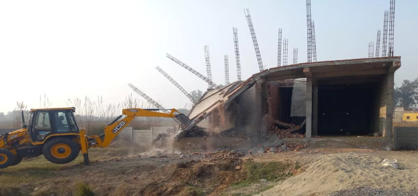 Bulldozer Action: गाजियाबाद में जमकर गरजा बुलडोजर , 23 किमी लंबे क्षेत्र को कराया गया अतिक्रमण मुक्त