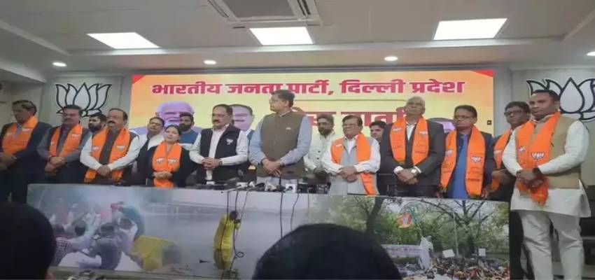 Delhi: विधानसभा चुनाव से पहले AAP को बड़ा झटका, 8 विधायकों ने थामा BJP का दामन