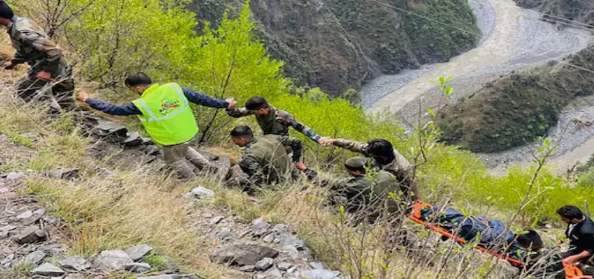 Gujrat Bus Accident:गुजरात के डोंग में भीषण सड़क हादसा, खाई में बस गिरने से पांच लोगों की मौत