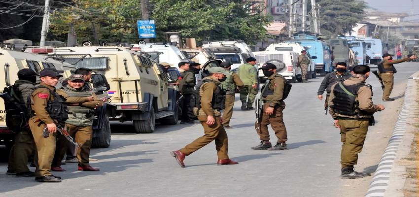 Jammu Kashmir: आतंकियों के निशाने पर आया पूर्व सैनिक मंजूर की मौत, पत्नी और बेटी को भी लगी गोलियां