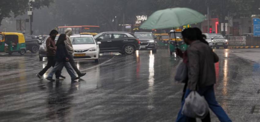 Delhi Weather: दिल्ली-NCR में बूंदाबांदी से बढ़ी ठंड, वोटिंग से पहले जान लें मौसम का हाल