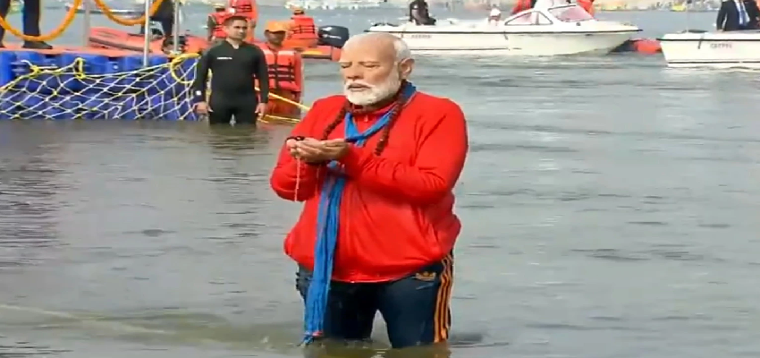 संगम में पुण्य स्नान…गले में रुद्राक्ष की माला, महाकुंभ में इस रूप में नजर आए PM मोदी