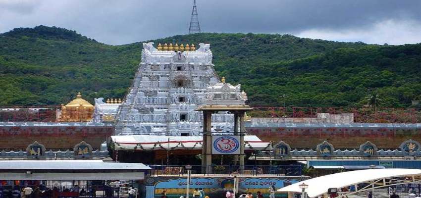 गैर हिंदू  की तिरुपति मंदिर में ‘NO Entry’, 18 कर्मचारियों के खिलाफ ट्रस्ट ने लिया एक्शन