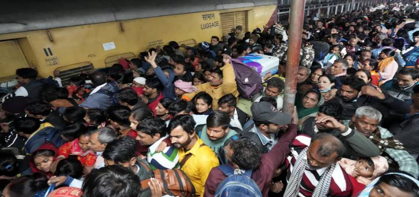 नई दिल्ली रेलवे स्टेशन पर भगदड़ के बाद बड़ा फैसला, काउंटर से प्लेटफॉर्म टिकट की बिक्री पर लगी रोक