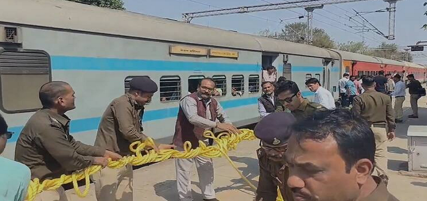 बीना स्टेशन पर बम की सूचना के बाद रोकी गई कामायनी एक्सप्रेस, स्टेशन पर हो रही गहन तलाशी