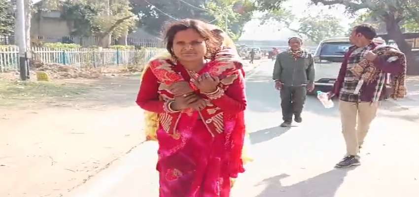 एक बहु ऐसी भी...पीठ पर बिठाकर महिला ने सास को महाकुंभ में लगवाई डुबकी