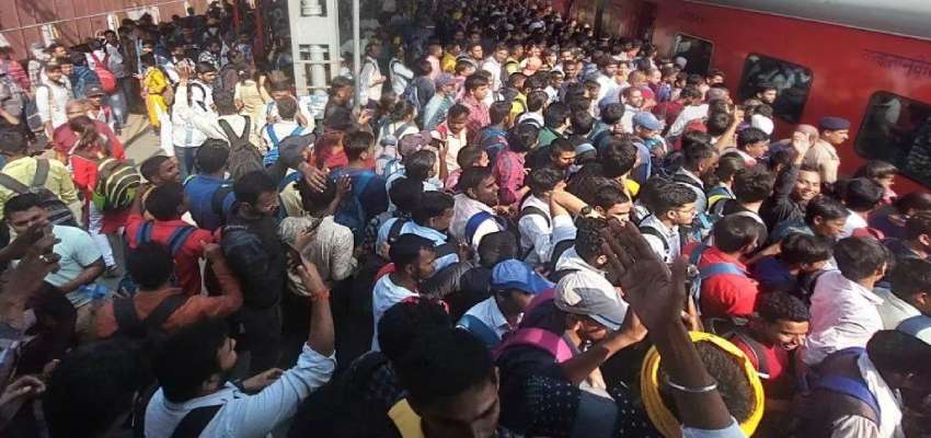 ‘क्षमता से अधिक टिकट क्यों बेचे’,  हाईकोर्ट ने भारतीय रेलवे से किए कई सवाल