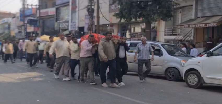 Etawah Accident: बेटे का शव देख मां ने भी तोड़ा दम, एक साथ उठी अर्थियां