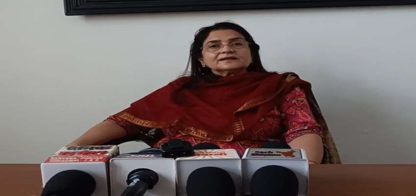 किरण ने हंस-हंस कर हुड्डा पर किए कटाक्ष, कहा- जब तक ये बाप बेटा बैठे हैं, कांग्रेस को उभरने नहीं देंगे